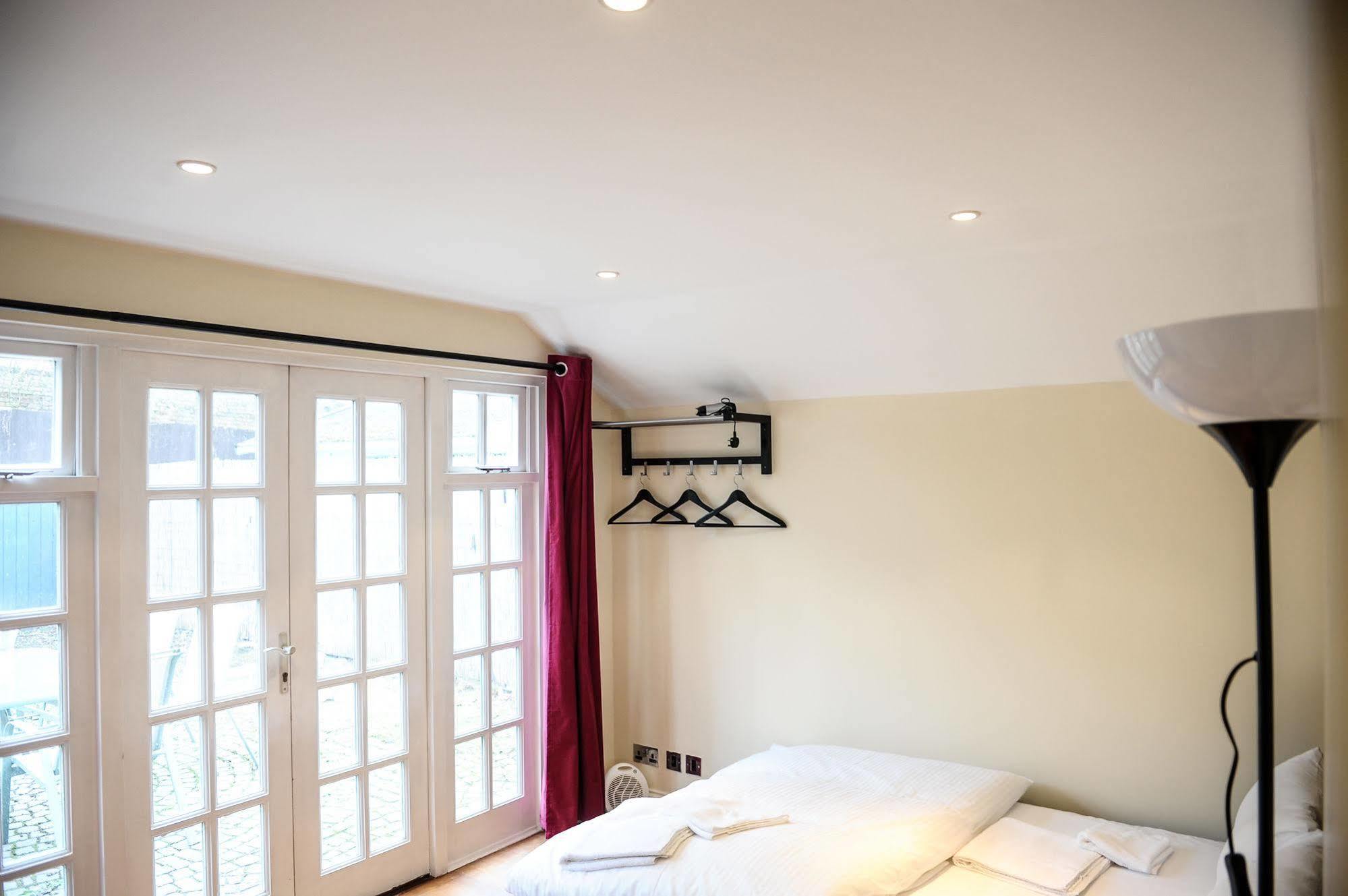 The Greyhound Cottage Chigwell Exterior photo